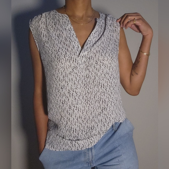 Chaus Tops - 🔥 SOLD 🔥Chaus New York Sleeveless Speckled V Neck Tank Top Size Large